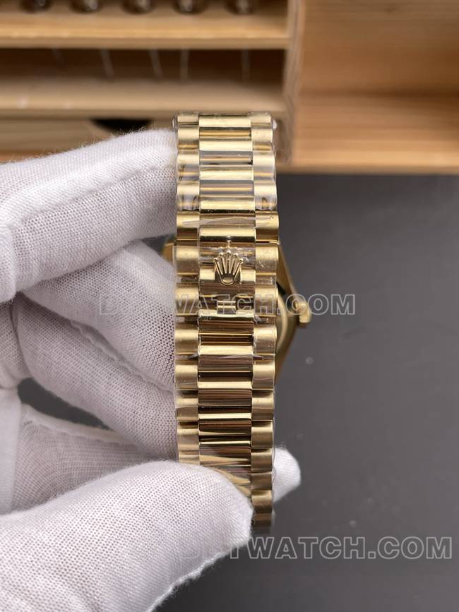 1:1复刻手表QF厂星期日历劳力士烟熏绿盘黄金2836机械36mm表带实拍图