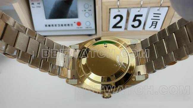最优复刻手表VS厂劳力士星期日历贝母盘黄金钢带背面实拍图