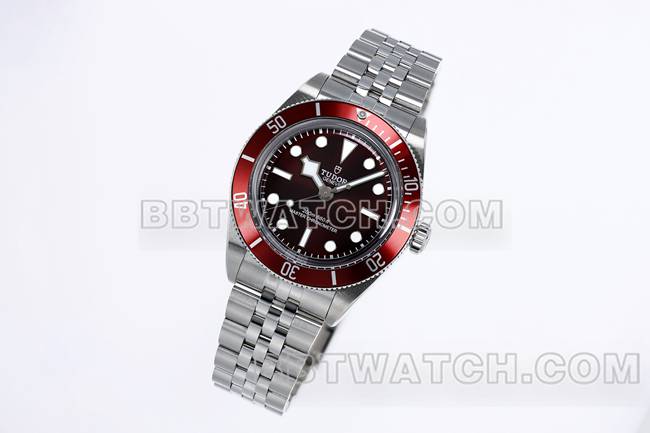 最优复刻手表ZF厂碧湾帝舵深红表盘钢表带正面实拍图