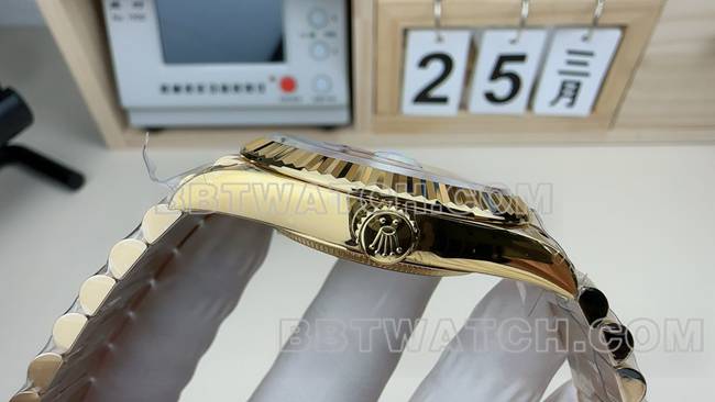 最优复刻手表VS厂劳力士星期日历贝母盘黄金钢带侧面实拍图