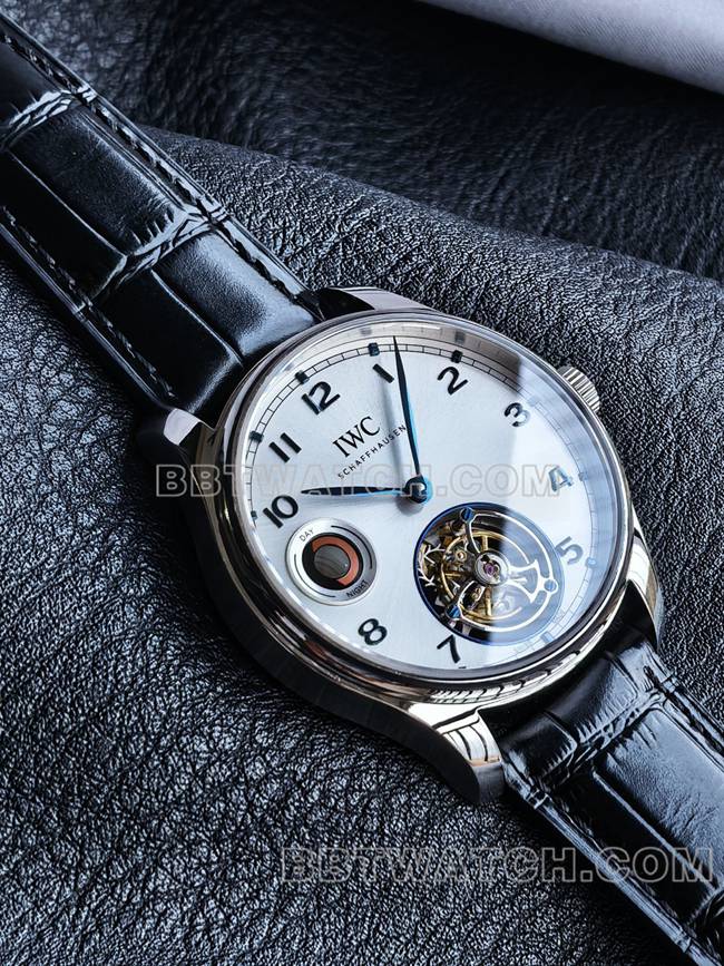 超级克隆手表TUR厂万国葡萄牙白盘陀飞轮正面实拍图