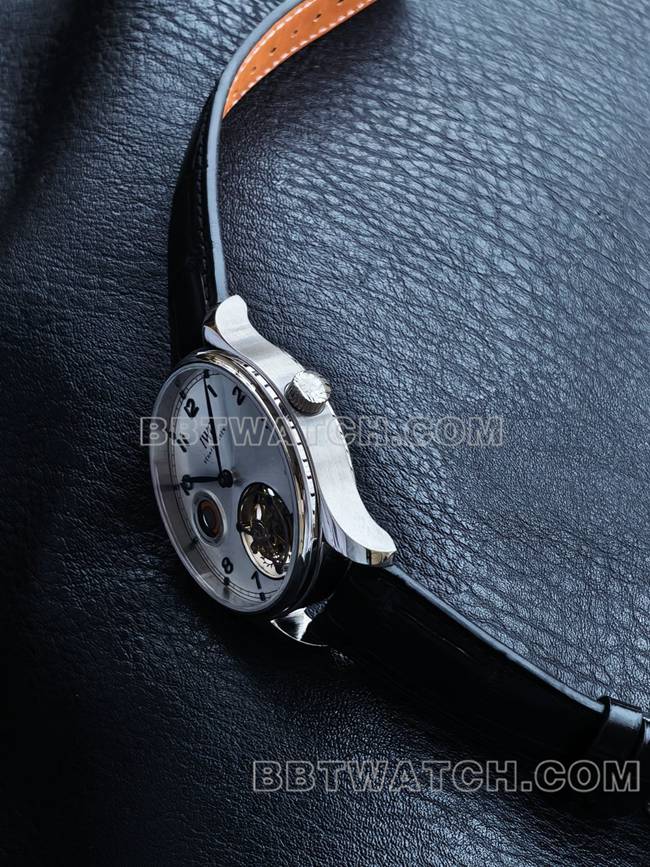 超级克隆手表TUR厂万国葡萄牙白盘陀飞轮侧面实拍图