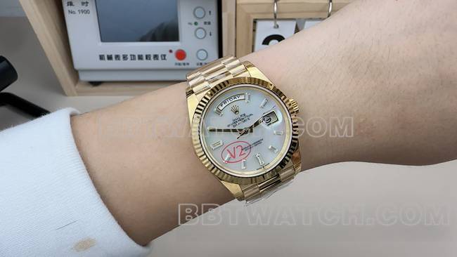 最优复刻手表VS厂劳力士星期日历贝母盘黄金钢带佩戴实拍图