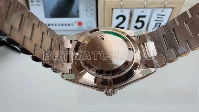 1:1复刻手表VS厂劳力士星期日历绿盘玫瑰金钢带背面实拍图