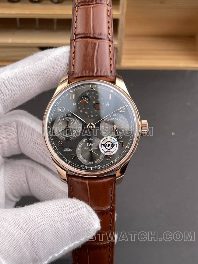 最佳复刻手表葡萄牙APS厂万国万年历灰盘玫瑰金正面实拍图