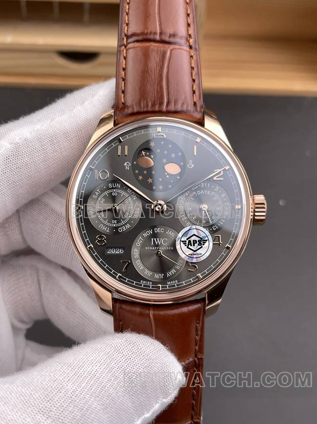 最佳复刻手表葡萄牙APS厂万国万年历灰盘玫瑰金正面实拍图