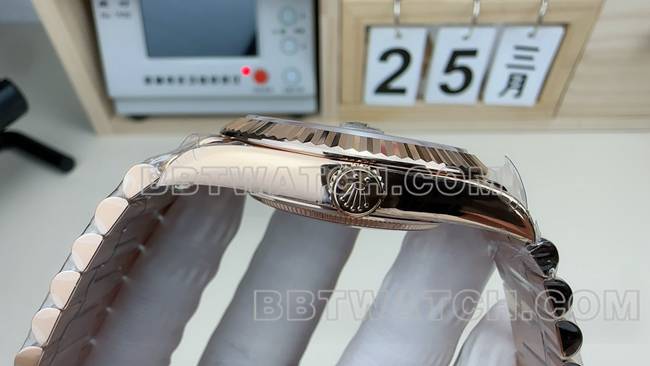 1:1复刻手表VS厂劳力士星期日历绿盘玫瑰金钢带侧面实拍图