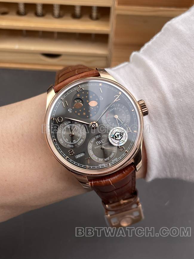 最佳复刻手表葡萄牙APS厂万国万年历灰盘玫瑰金佩戴实拍图