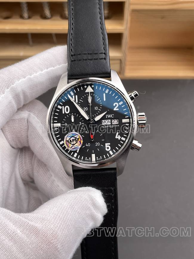 超级克隆手表APS厂飞行员万国黑盘计时皮革表带正面实拍图