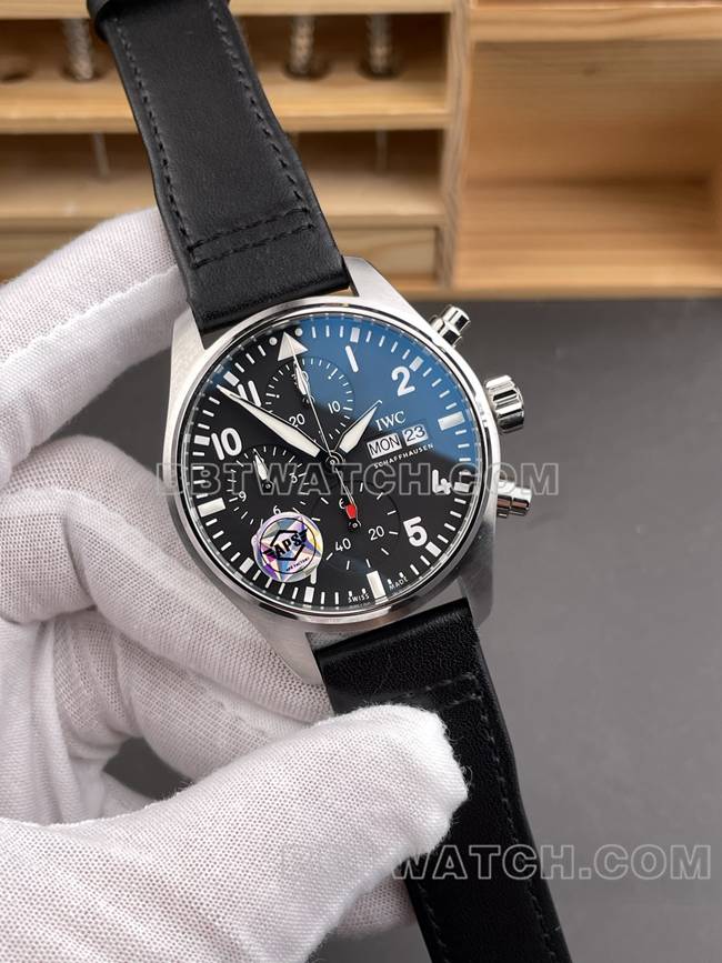 超级克隆手表APS厂飞行员万国黑盘计时皮革表带正面实拍图