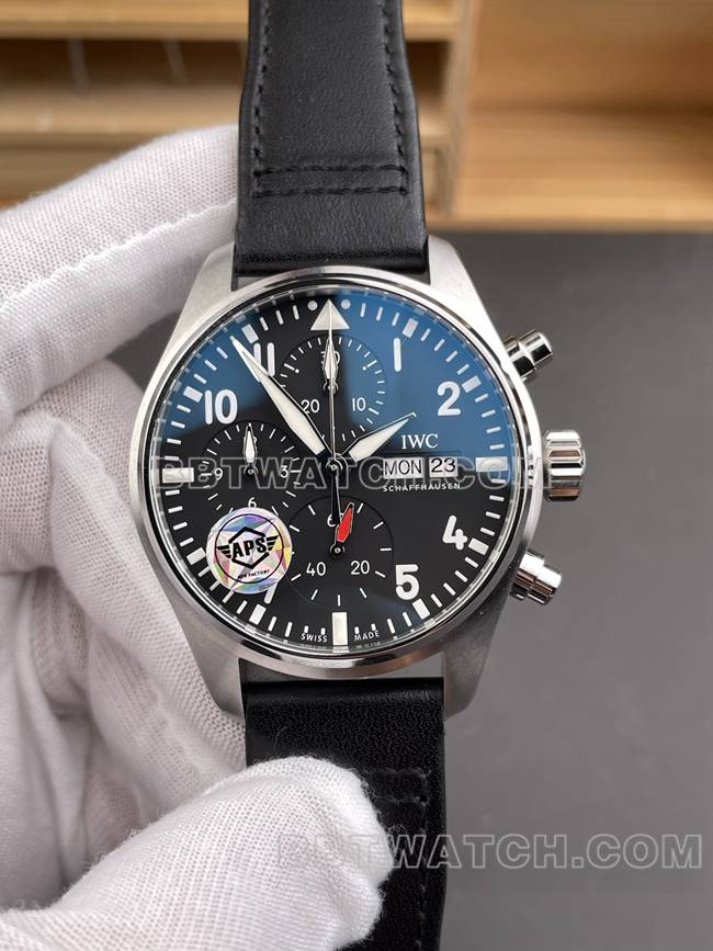 超级克隆手表APS厂飞行员万国黑盘计时皮革表带正面实拍图