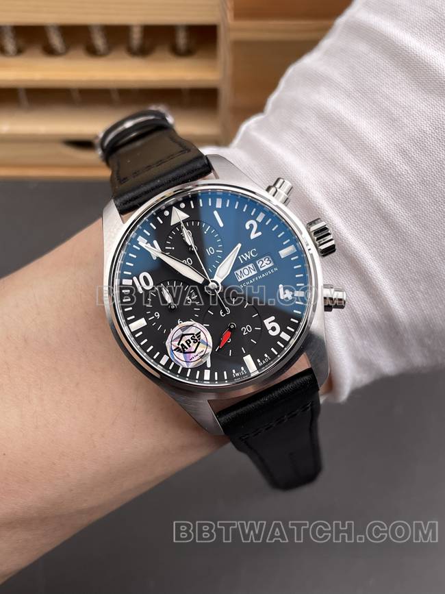 超级克隆手表APS厂飞行员万国黑盘计时皮革表带佩戴实拍图
