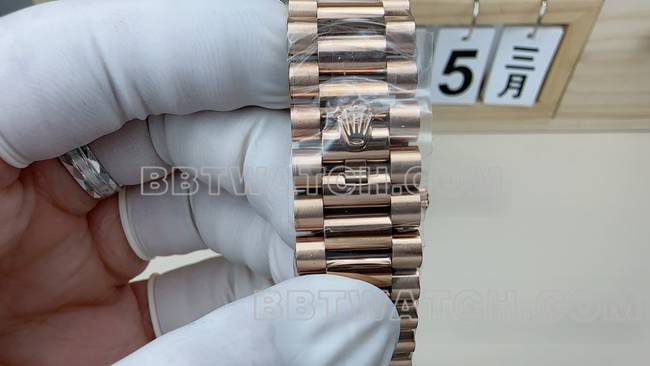 1:1复刻手表VS厂劳力士星期日历绿盘玫瑰金钢带表带实拍图