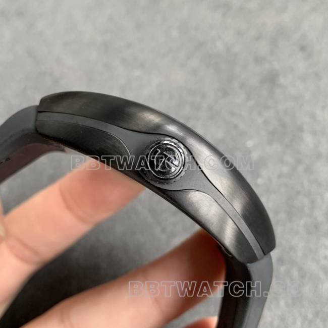 法兰克穆勒ABF厂最优复刻手表V45黑盘黑壳皮革表带侧面实拍图