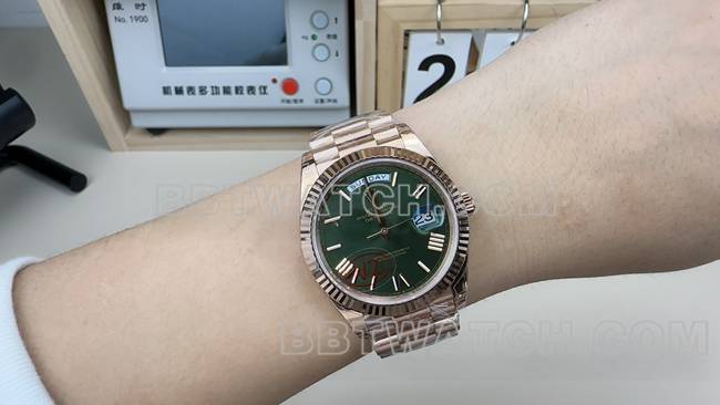 1:1复刻手表VS厂劳力士星期日历绿盘玫瑰金钢带佩戴实拍图