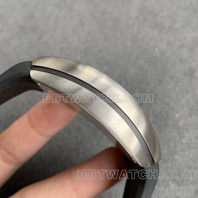 法兰克穆勒ABF厂1:1复刻手表V45黑盘皮革表带侧面实拍图