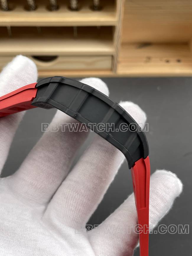最优复刻手表APS厂理查德米勒碳纤维红圈RM35-02侧面实拍图