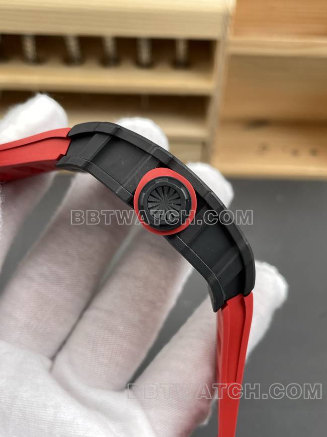 最优复刻手表APS厂理查德米勒碳纤维红圈RM35-02侧面实拍图