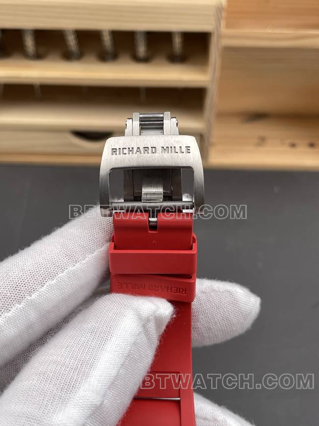 最优复刻手表APS厂理查德米勒碳纤维红圈RM35-02表扣实拍图