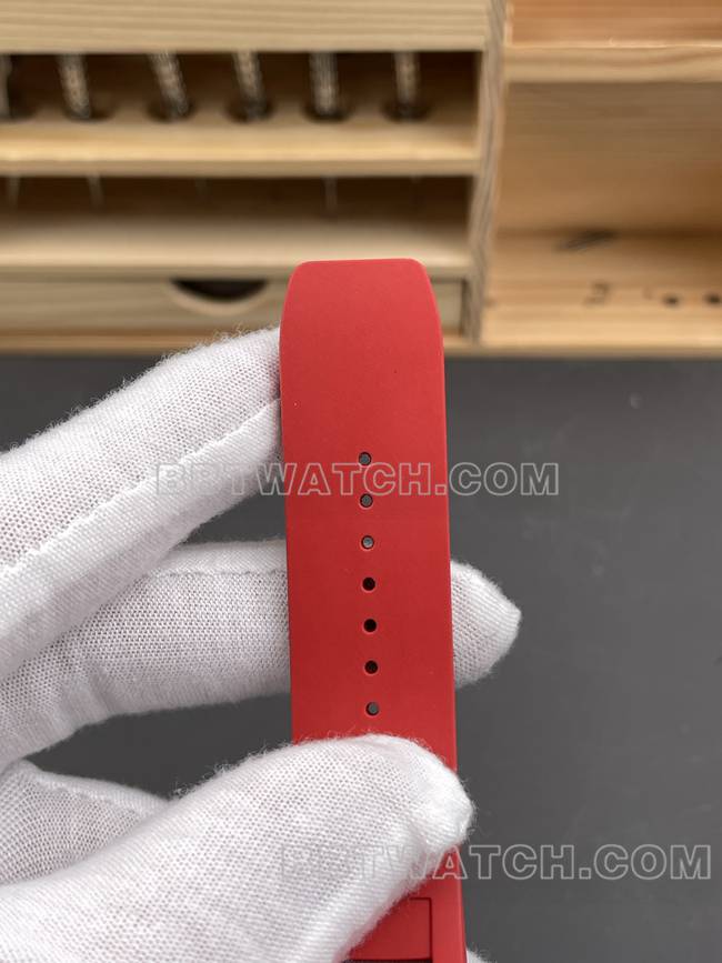 最优复刻手表APS厂理查德米勒碳纤维红圈RM35-02表带实拍图