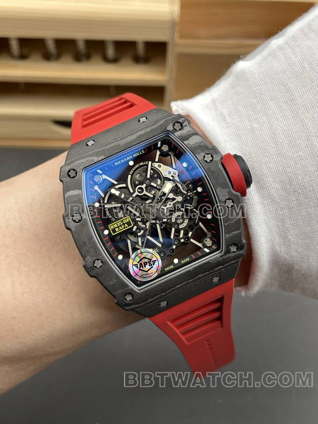 最优复刻手表APS厂理查德米勒碳纤维红圈RM35-02佩戴实拍图