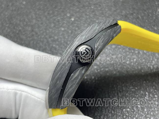 法兰克穆勒顶级复刻手表ABF厂V45黑盘黑壳黄色皮革表带侧面实拍图