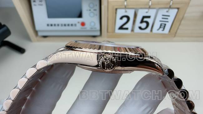 超级克隆手表VS厂劳力士星期日历贝母盘玫瑰金钢带侧面实拍图