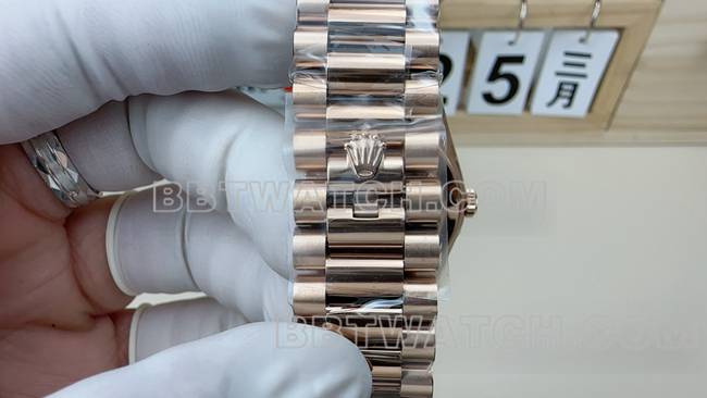 超级克隆手表VS厂劳力士星期日历贝母盘玫瑰金钢带表带实拍图
