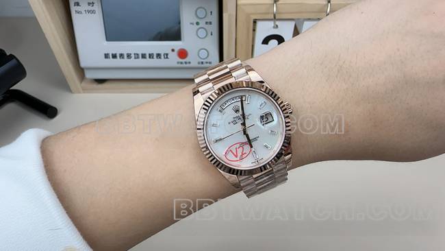 超级克隆手表VS厂劳力士星期日历贝母盘玫瑰金钢带佩戴实拍图