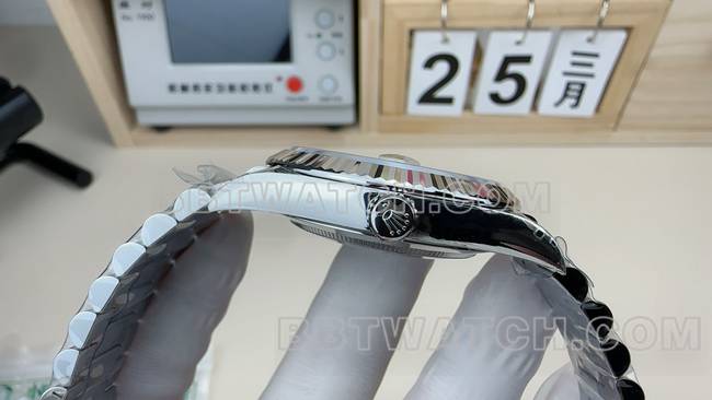 最佳复刻手表VS厂劳力士星期日历贝母盘钢带侧面实拍图