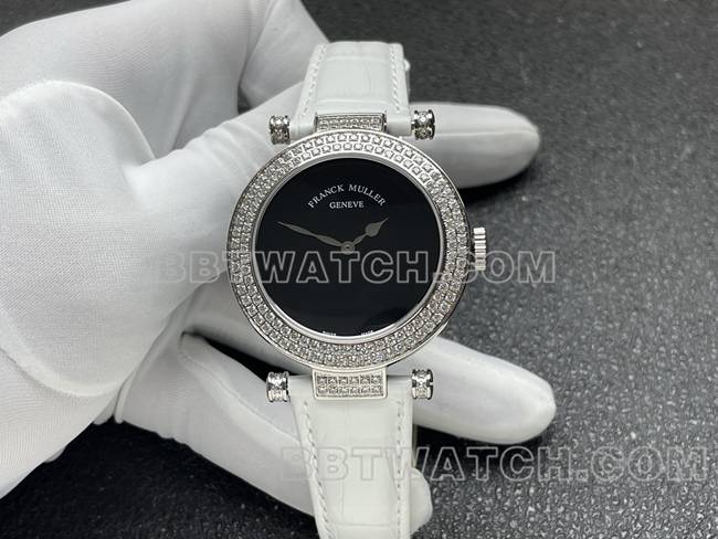 顶级复刻手表法兰克穆勒石英ABF厂黑盘钻圈白色皮革表带正面实拍图