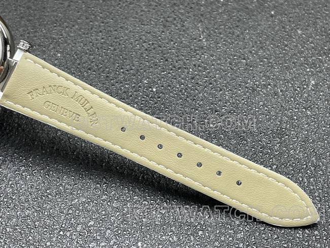 顶级复刻手表法兰克穆勒石英ABF厂黑盘钻圈白色皮革表带表带实拍图