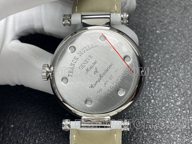 顶级复刻手表法兰克穆勒石英ABF厂黑盘钻圈白色皮革表带背面实拍图