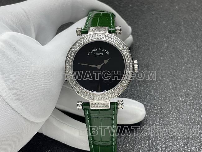 最优复刻手表法兰克穆勒石英ABF厂黑盘钻圈绿色皮革表带正面实拍图