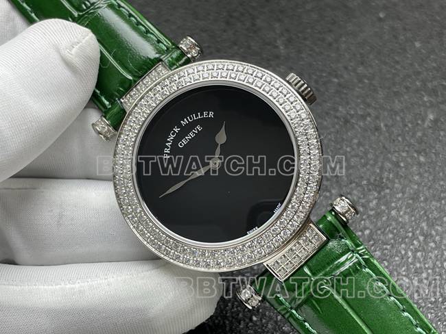 最优复刻手表法兰克穆勒石英ABF厂黑盘钻圈绿色皮革表带正面实拍图