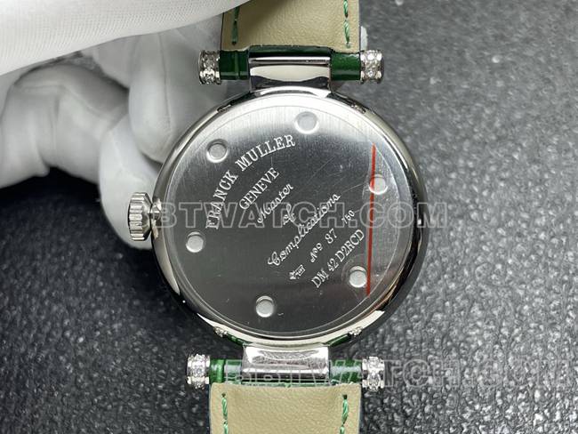 最优复刻手表法兰克穆勒石英ABF厂黑盘钻圈绿色皮革表带背面实拍图
