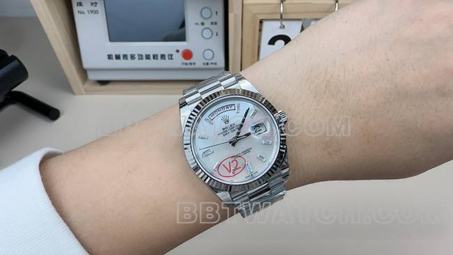 最佳复刻手表VS厂劳力士星期日历贝母盘钢带佩戴实拍图