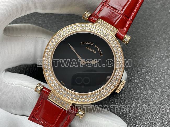 最佳复刻手表法兰克穆勒石英ABF厂黑盘金钻圈红色皮革表带正面实拍图