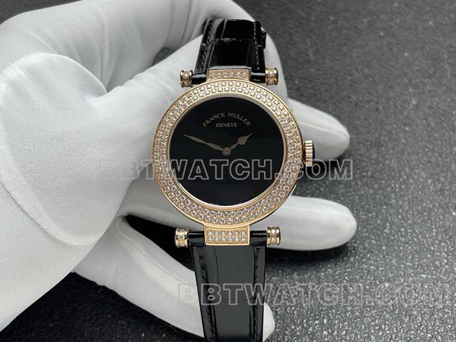 法兰克穆勒顶级复刻手表石英ABF厂黑盘金钻圈黑色皮革表带正面实拍图