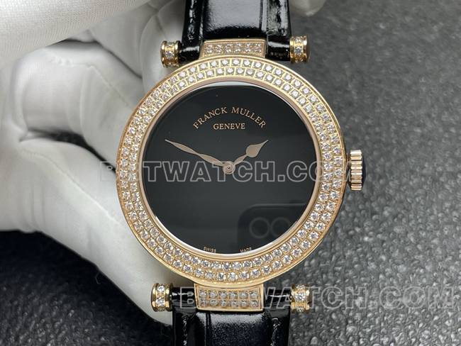 法兰克穆勒顶级复刻手表石英ABF厂黑盘金钻圈黑色皮革表带正面实拍图