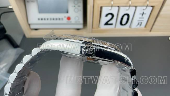 顶级复刻手表劳力士VS厂星期日历黑盘钢带侧面实拍图