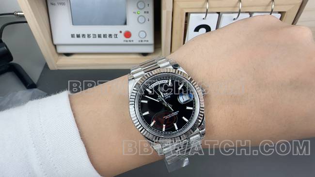 顶级复刻手表劳力士VS厂星期日历黑盘钢带佩戴实拍图