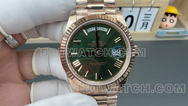 最优复刻手表劳力士VS厂星期日历绿盘玫瑰金钢带正面实拍图