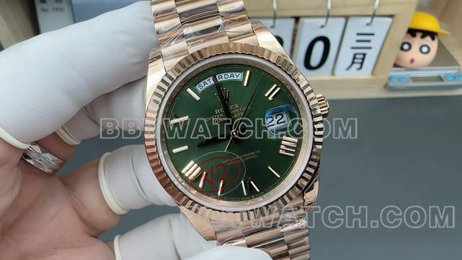 最优复刻手表劳力士VS厂星期日历绿盘玫瑰金钢带正面实拍图