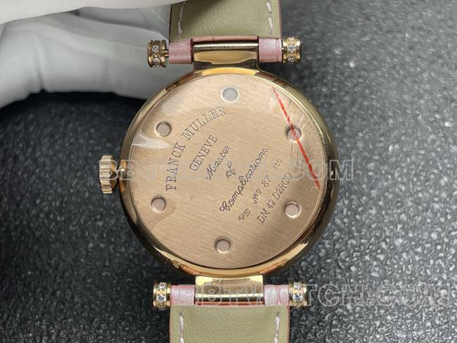 法兰克穆勒石英顶级复刻手表ABF厂钻盘金钻圈粉色皮革表带背面实拍图