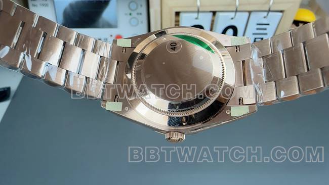 最优复刻手表劳力士VS厂星期日历绿盘玫瑰金钢带背面实拍图