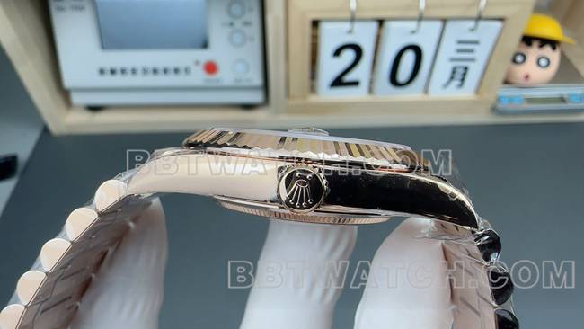 最优复刻手表劳力士VS厂星期日历绿盘玫瑰金钢带侧面实拍图