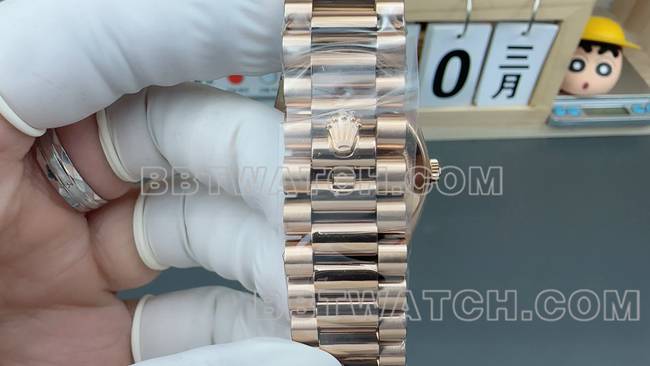 最优复刻手表劳力士VS厂星期日历绿盘玫瑰金钢带表带实拍图