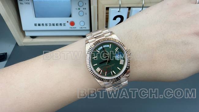 最优复刻手表劳力士VS厂星期日历绿盘玫瑰金钢带佩戴实拍图