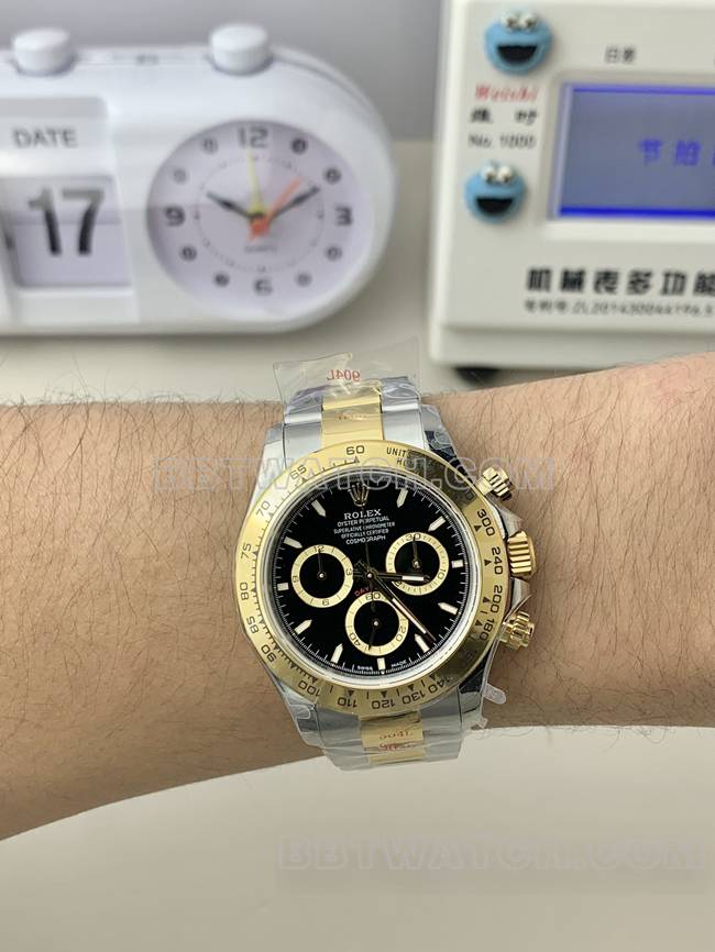 QF厂超级克隆手表迪通拿劳力士黑盘4131机械间金表带佩戴实拍图